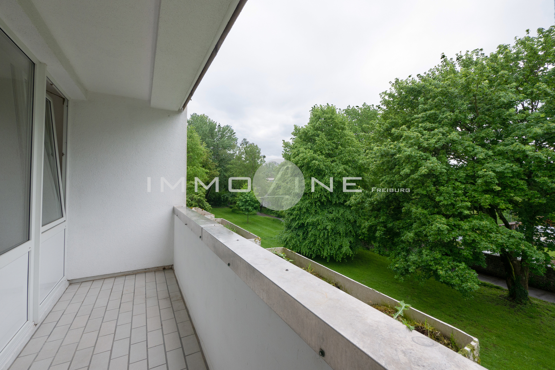 sonnige Loggia mit Blick ins Grüne (Westseite)