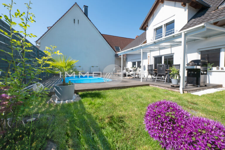 Garten mit Pool: sonnig und stimmungsvoll