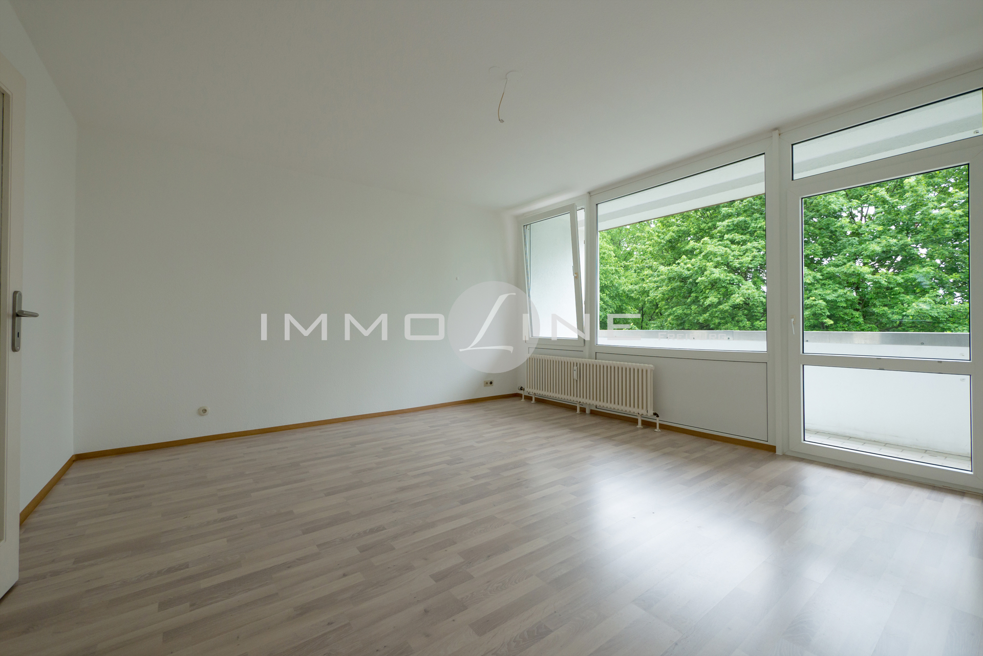 geräumiges & lichthelles Wohnzimmer (Westseite)