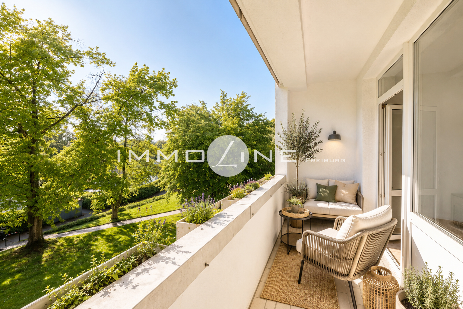 virtuelles Staging: sonnige Loggia (Westseite) mit hoher Privatsphäre