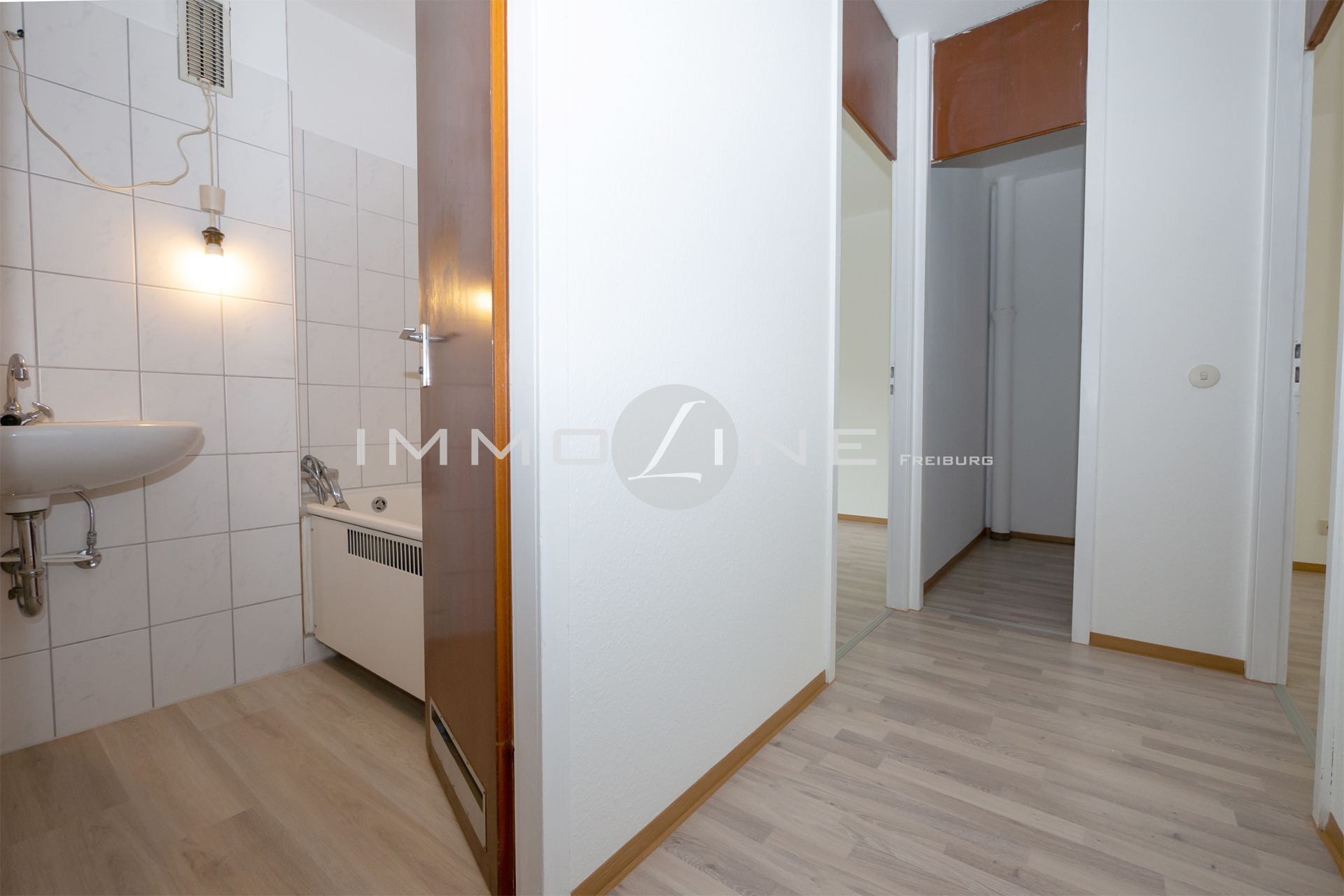 Flur - Badezimmer - Abstellraum & Zimmer-Zugänge